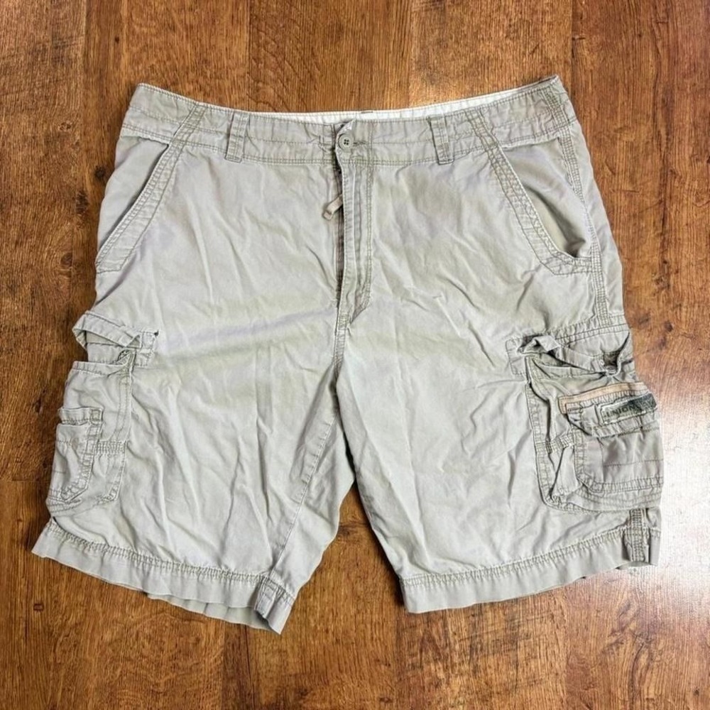 Union Bay tan cream cargo shorts with distressed back pockets